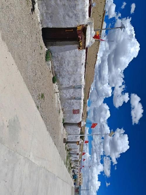 西藏自治区阿里地区措勤县最新通告：所有人员足不出户(西藏阿里措勤县城街景图)