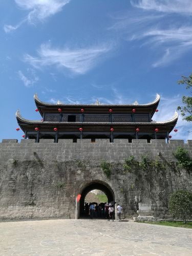 【贵州省黔南布依族苗族自治州福泉市新增重症13例,均在东山区,黔南州福泉市属于哪个市】